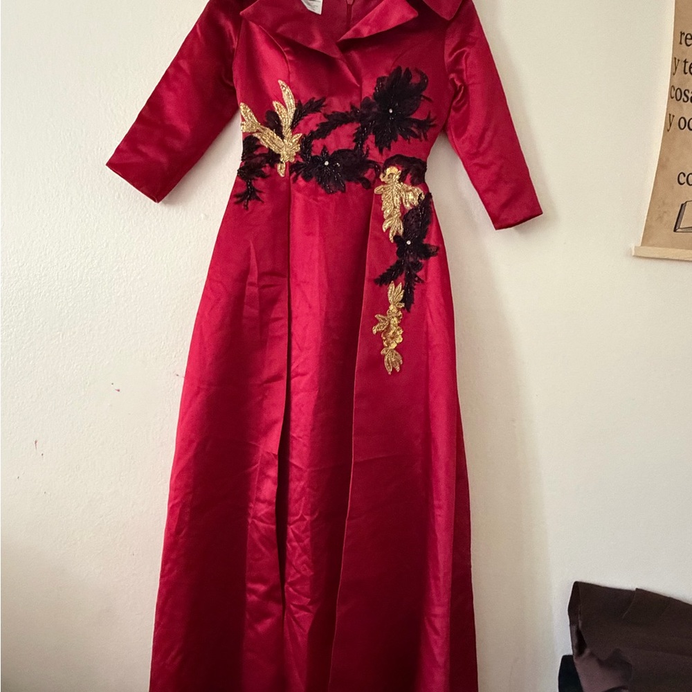 Red Satin Long-Sleeve Evening Dress with Appliqué Detail - Picture 6 of 15